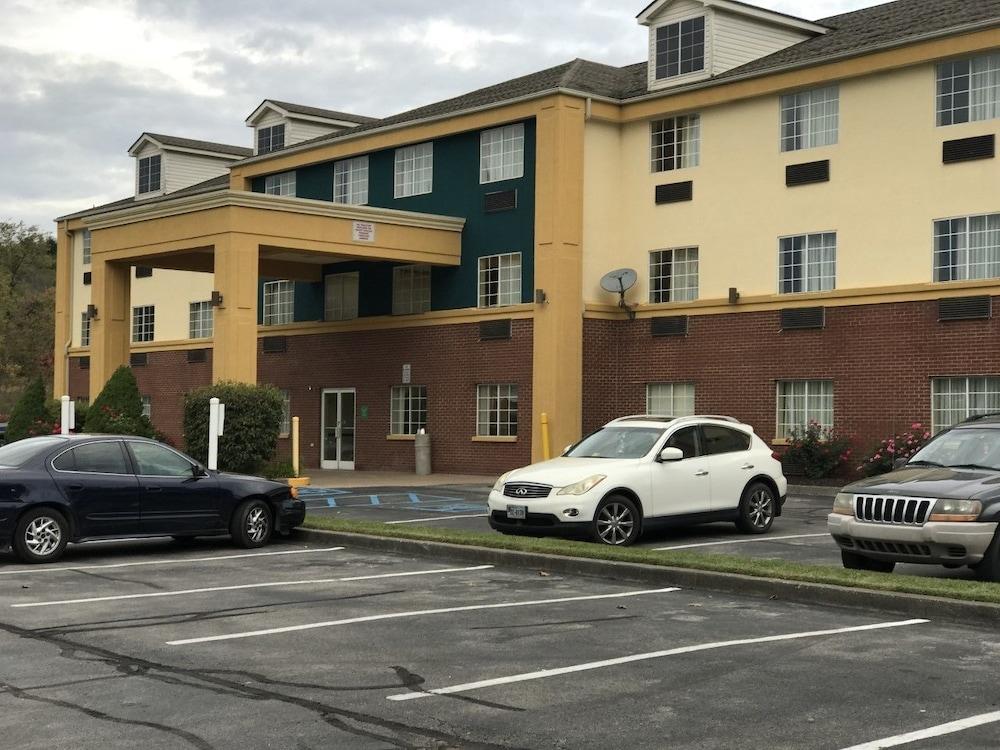 Days Inn by Wyndham Norton photo 20