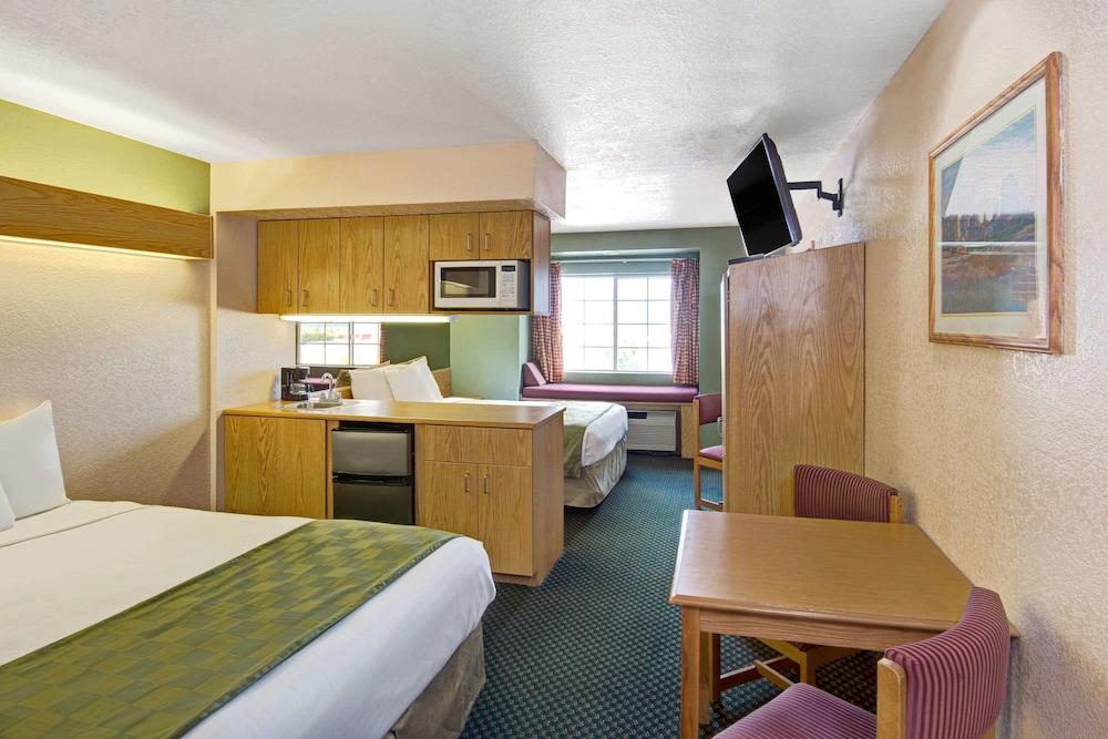 Microtel Inn & Suites by Wyndham Albuquerque West photo 10