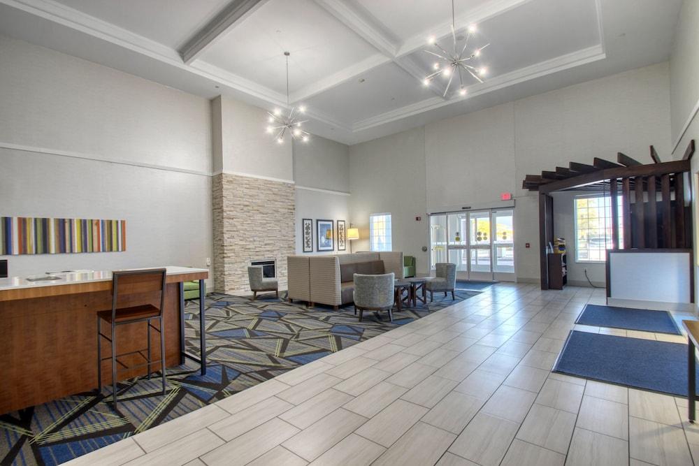 Holiday Inn Express Hotel & Suites Oshkosh by IHG photo 64