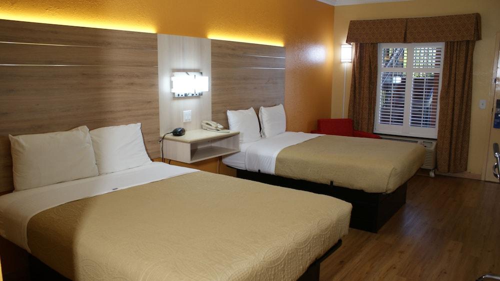 HomeTown Inn & Suites photo 8