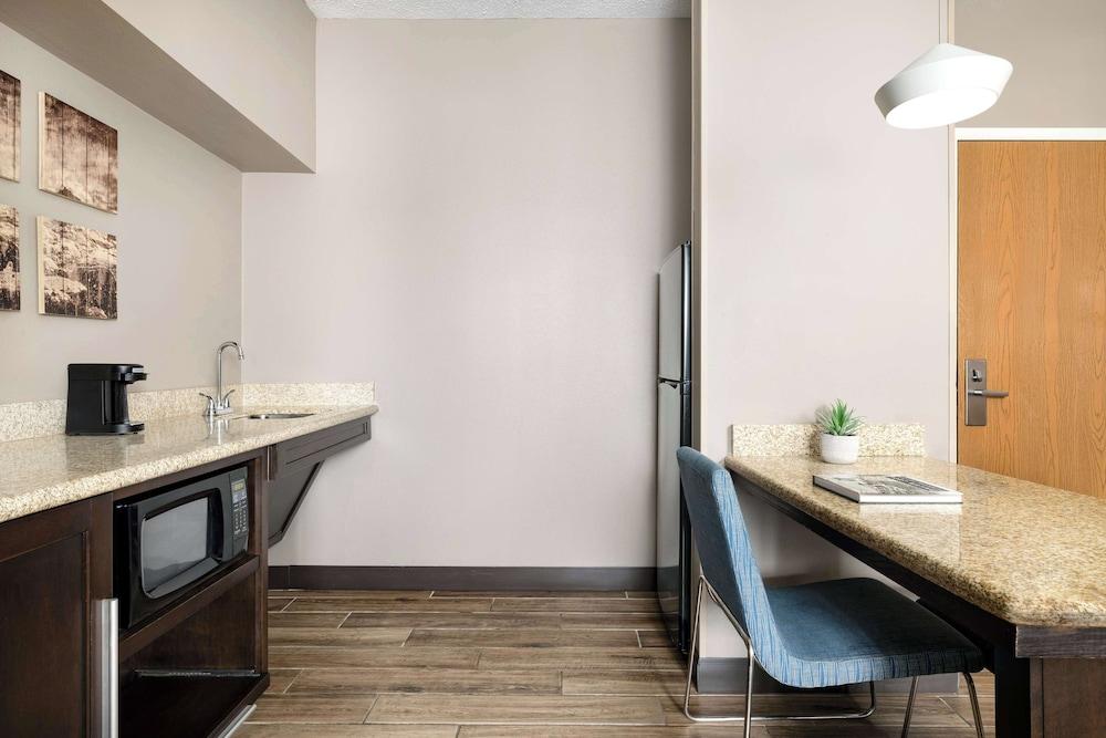 Hampton Inn & Suites Ft. Wayne-North photo 16