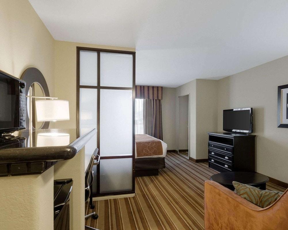 Comfort Suites Topeka Northwest photo 20