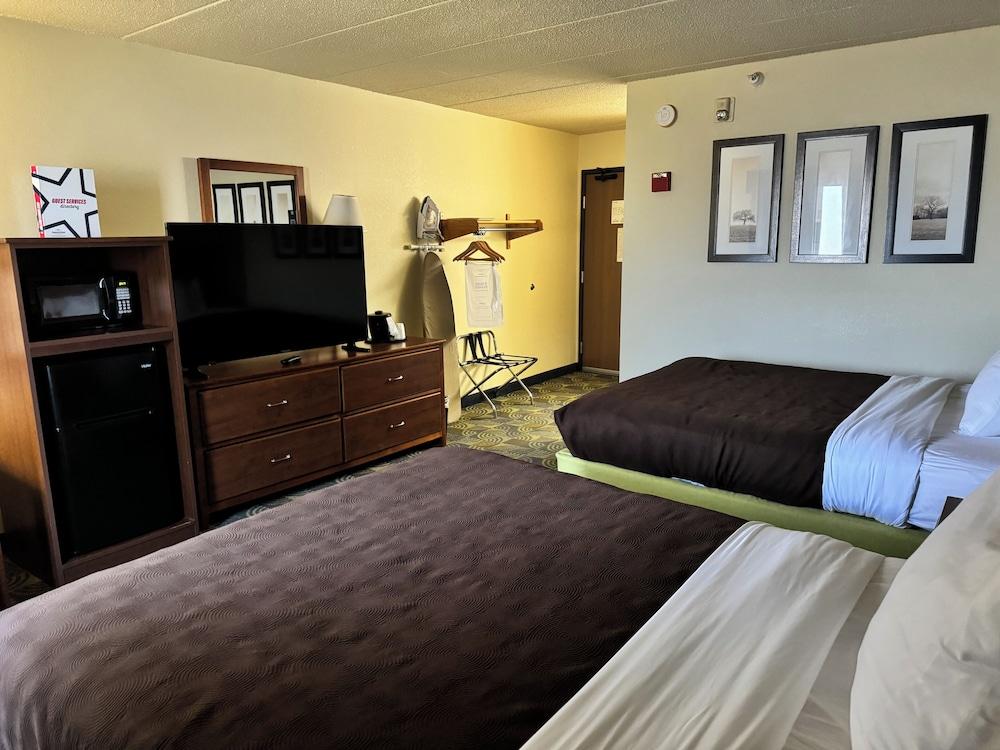 AmericInn by Wyndham Kewanee photo 50