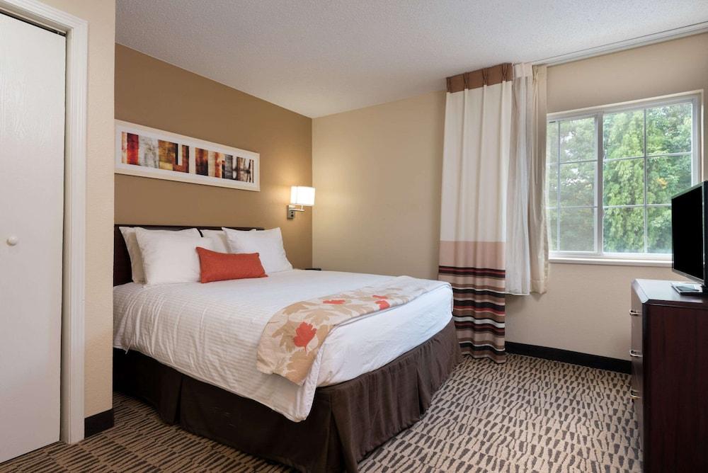 MainStay Suites Cincinnati Blue Ash photo 10