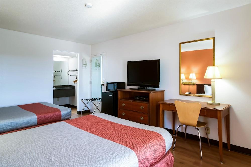 Econo Lodge photo 30