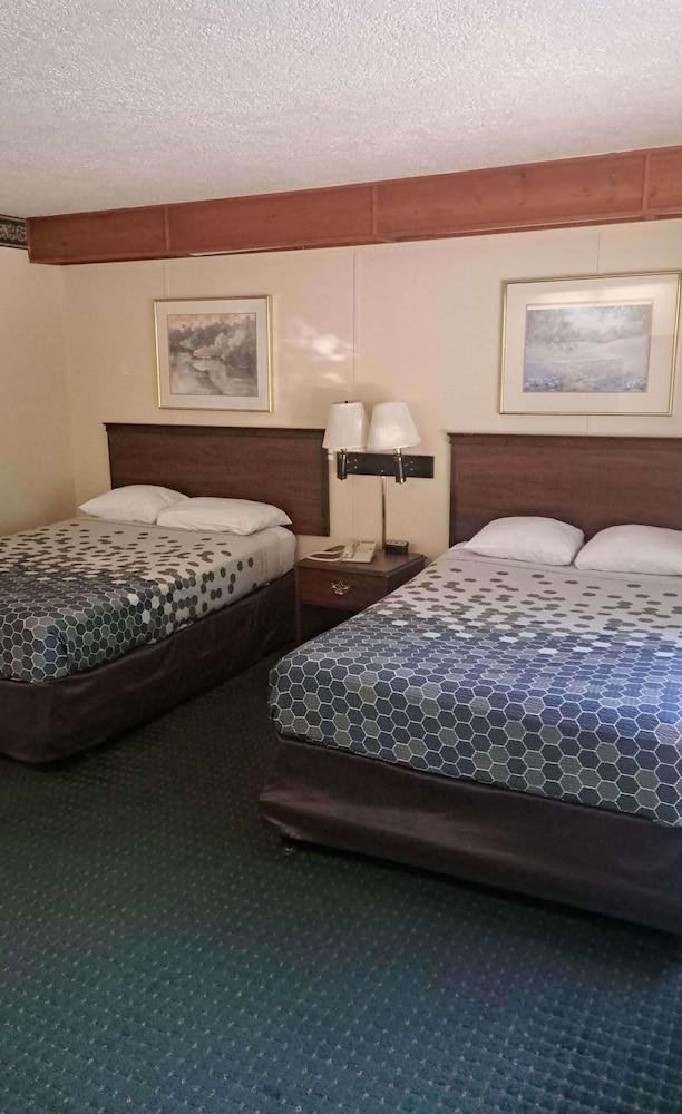 Broadway Inn photo 30