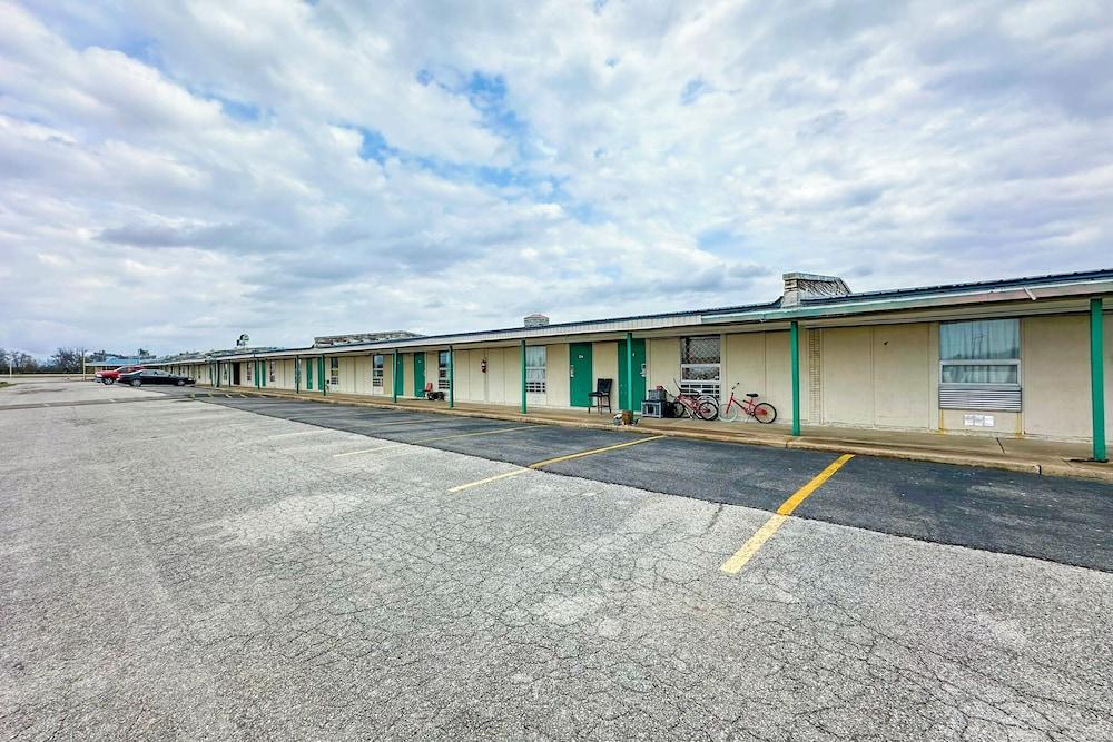 Shamrock Kings Inn By Oyo Marked Tree I-555 photo 38