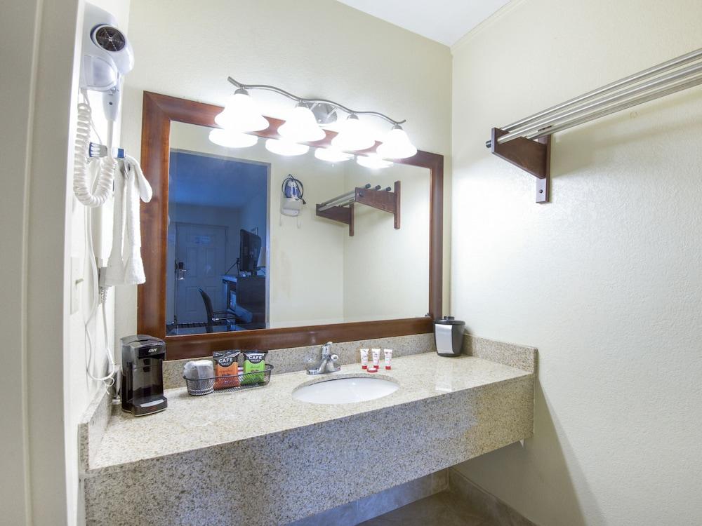Econo Lodge Forest City photo 28