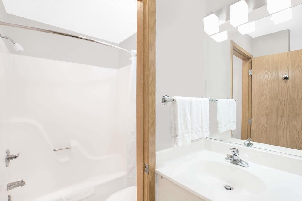 Microtel Inn & Suites by Wyndham Ames photo 26