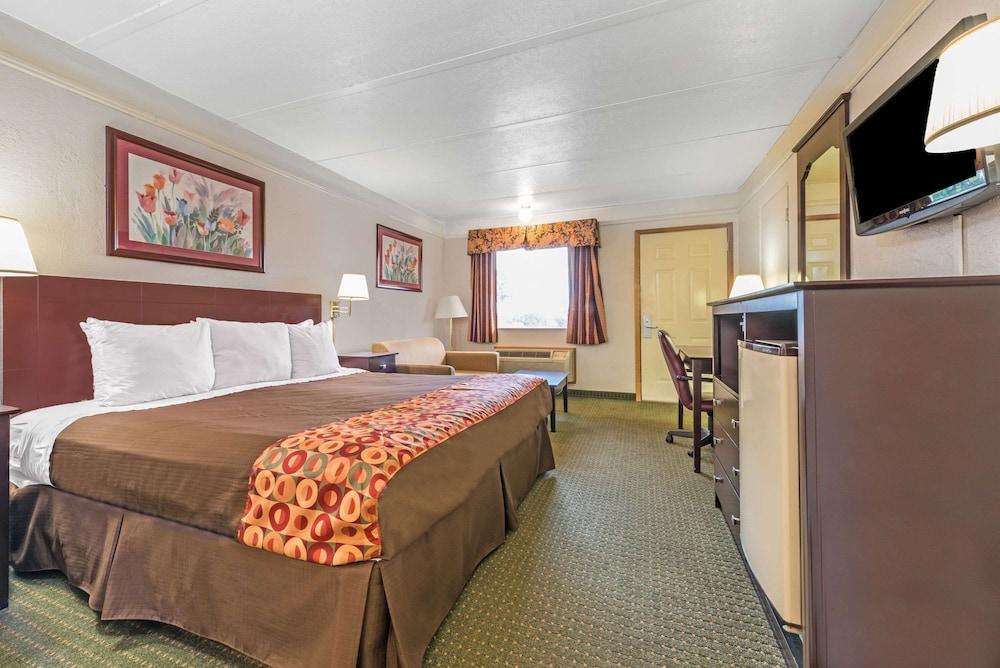 Days Inn by Wyndham Gainesville photo 16