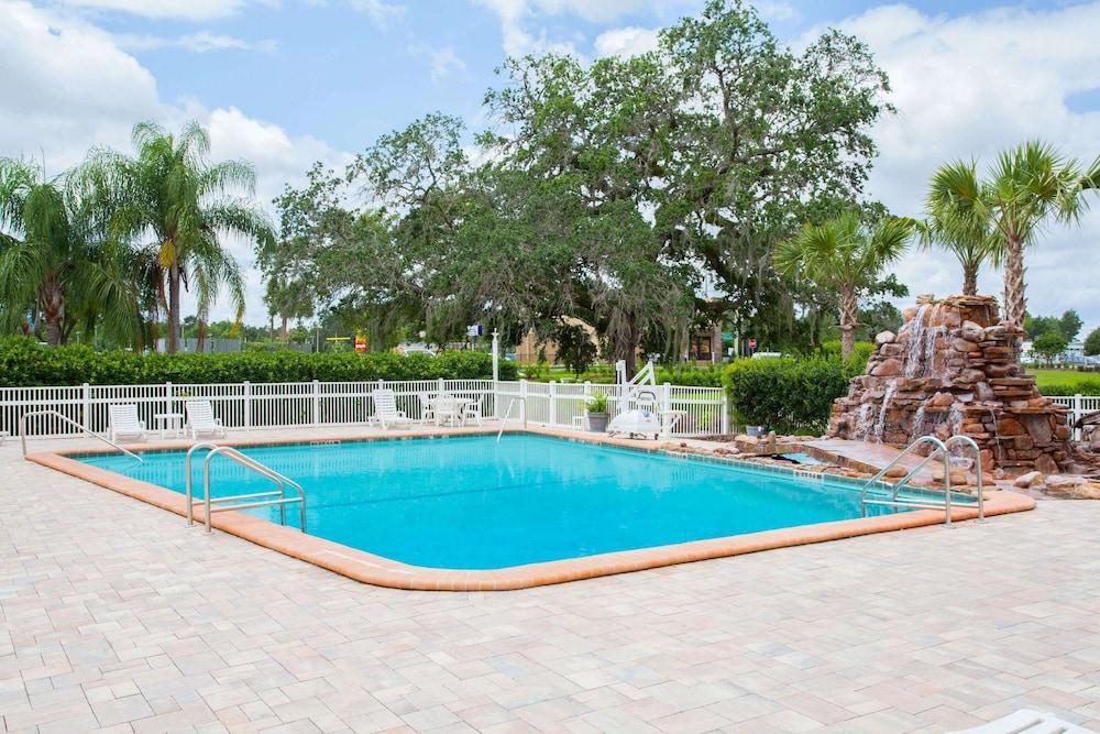 Days Inn by Wyndham Brooksville/Dade City photo 14