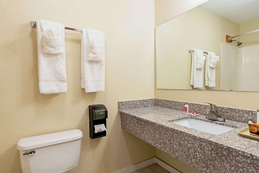 Econo Lodge photo 16