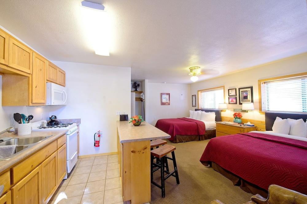 Thunderbird Lodge photo 3