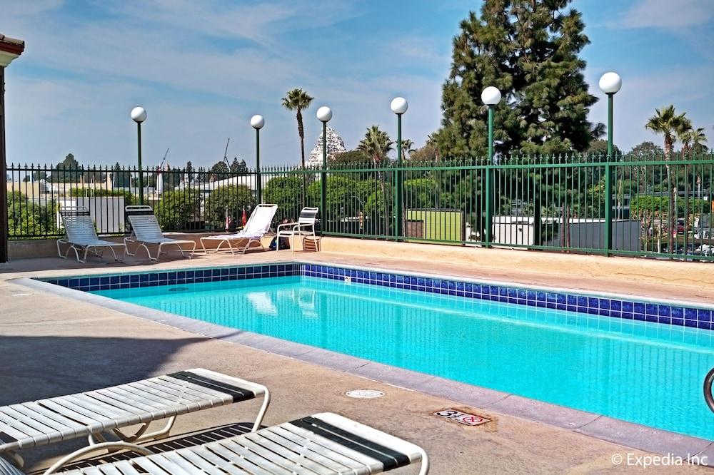 Anaheim Camelot Inn & Suites photo 4