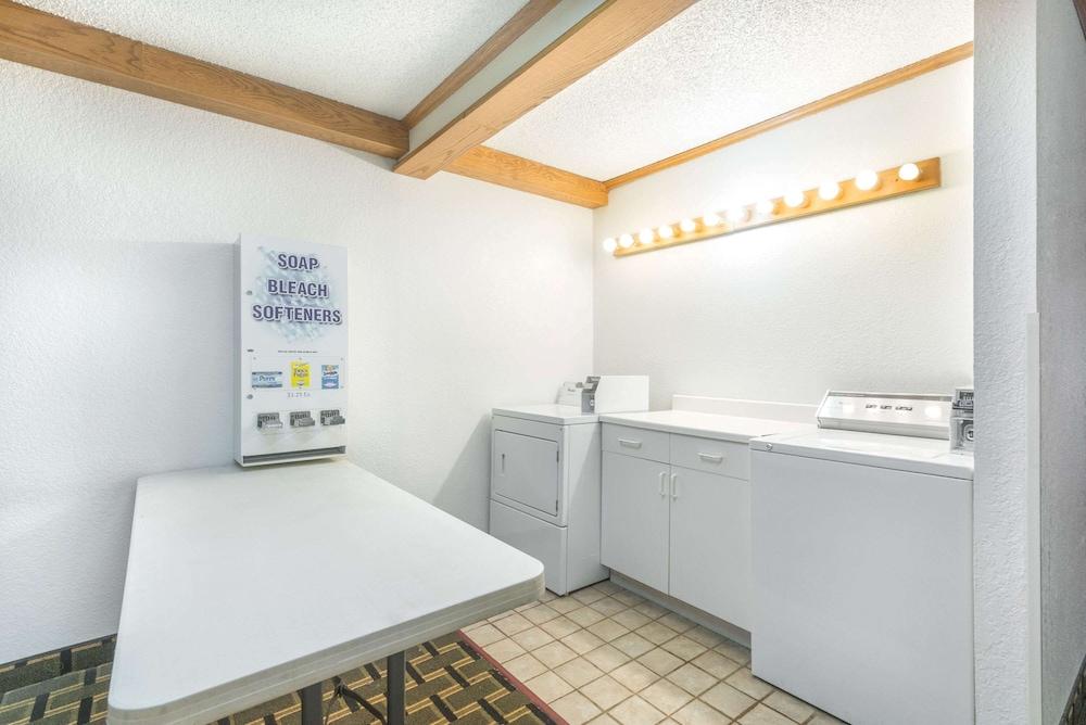 Super 8 by Wyndham Twinsburg/Cleveland Area photo 14