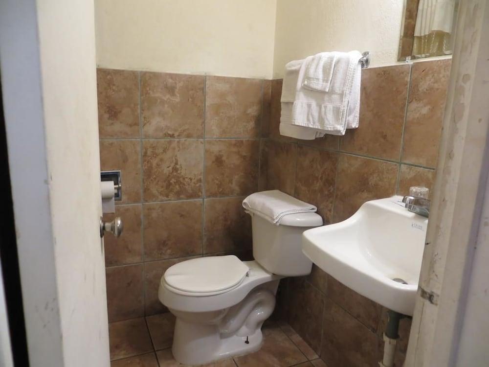 Travel Inn & Suites photo 9