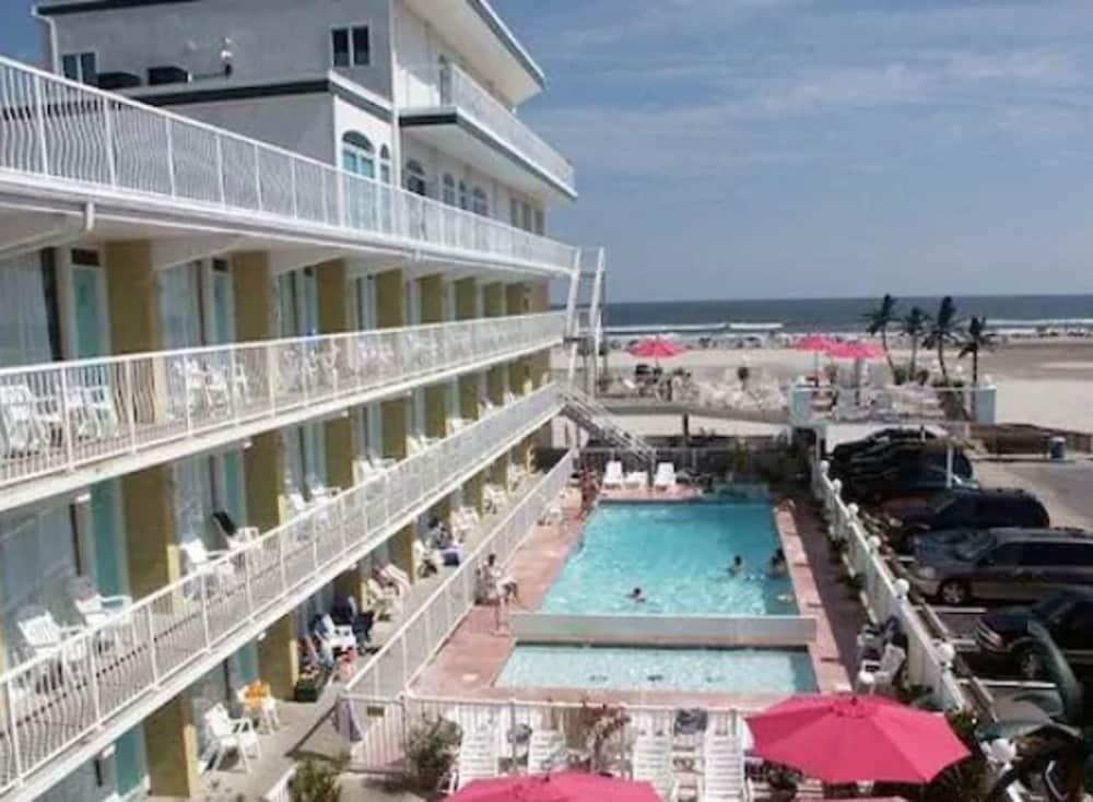 Paradise Oceanfront Resort photo 16