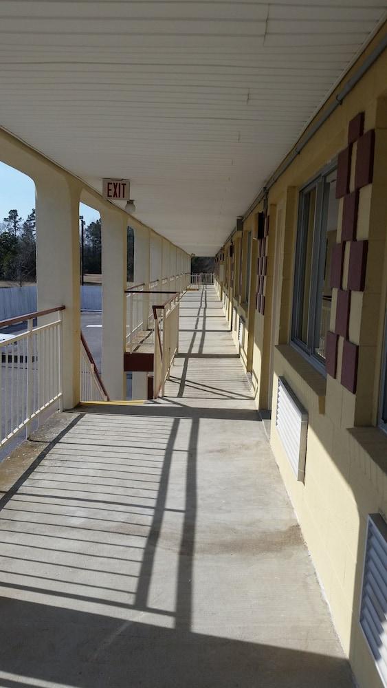 Economy Inn photo 40