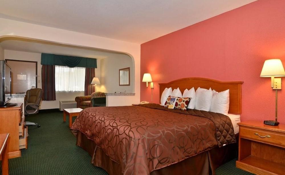 Econo Lodge Inn & Suites Memphis East photo 23