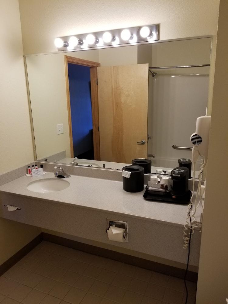 Baymont by Wyndham Noblesville photo 40