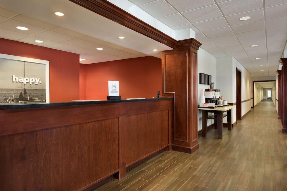 Hampton Inn & Suites Newport/Middletown photo 2