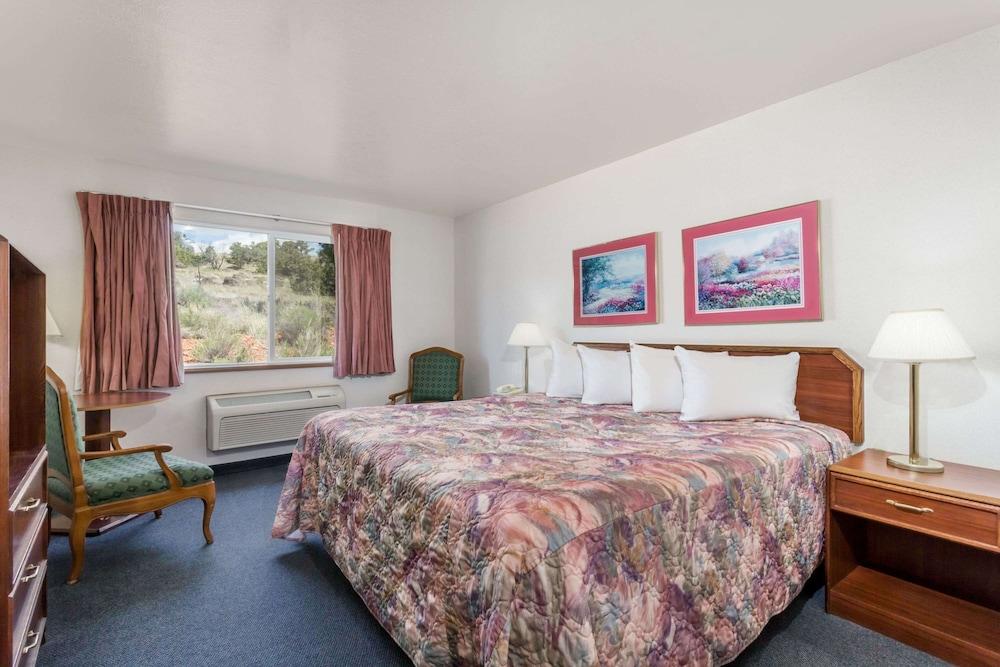 Days Inn by Wyndham Torrey Capital Reef photo 9