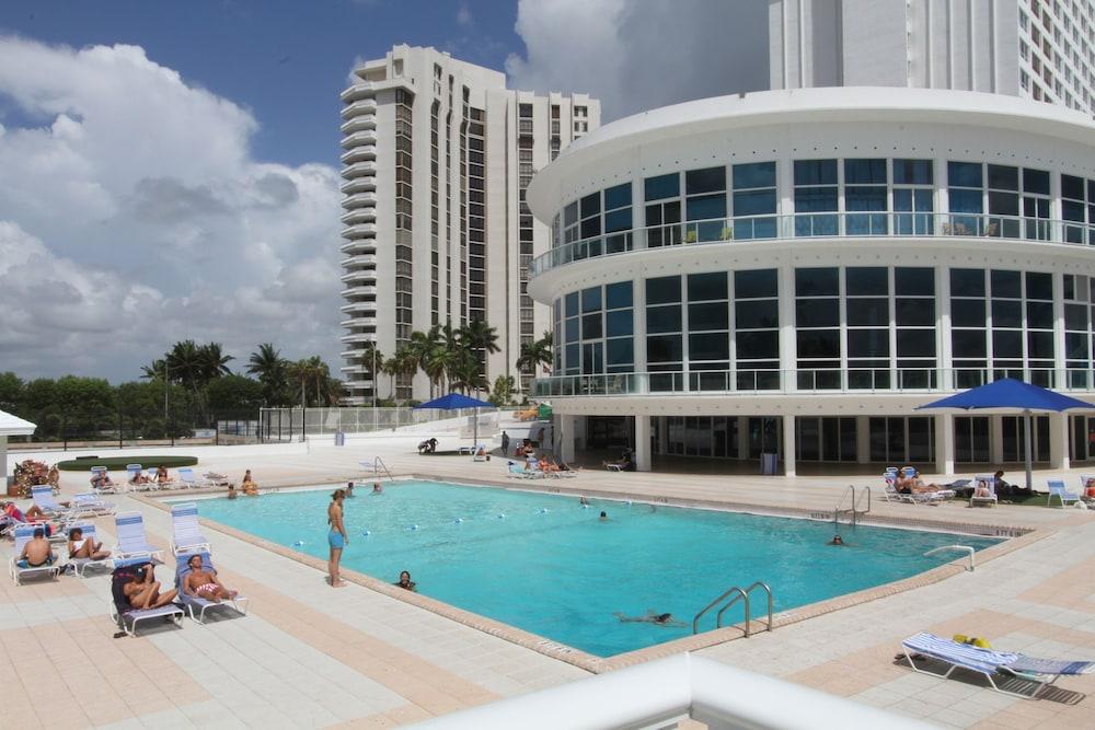 Soleil Apartments at Castle Beach Club photo 7