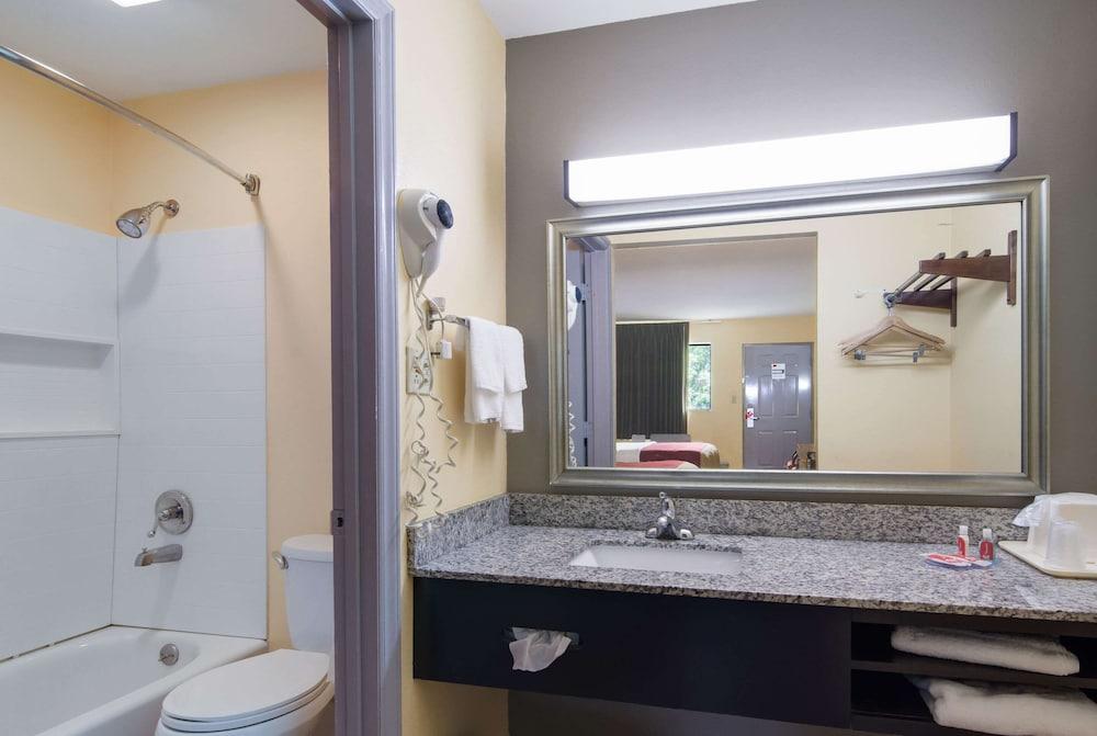 Econo Lodge Battleboro - Rocky Mount I-95 photo 2