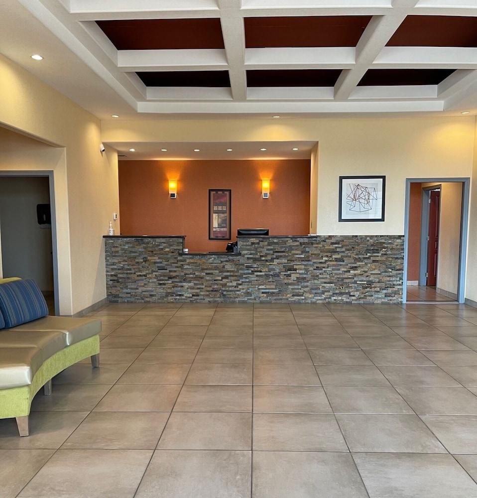 Sunbridge Inn and Suites photo 2