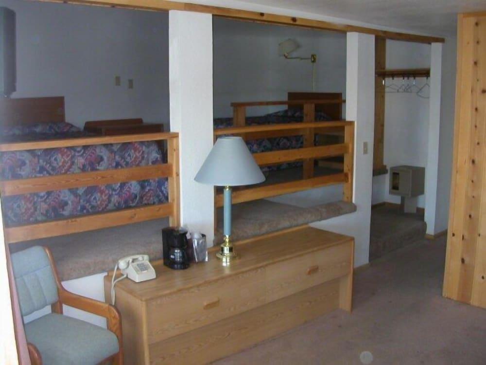 Traveler's Lodge photo 29