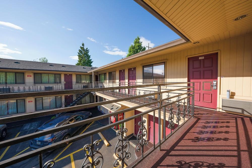 Broadway Inn photo 2