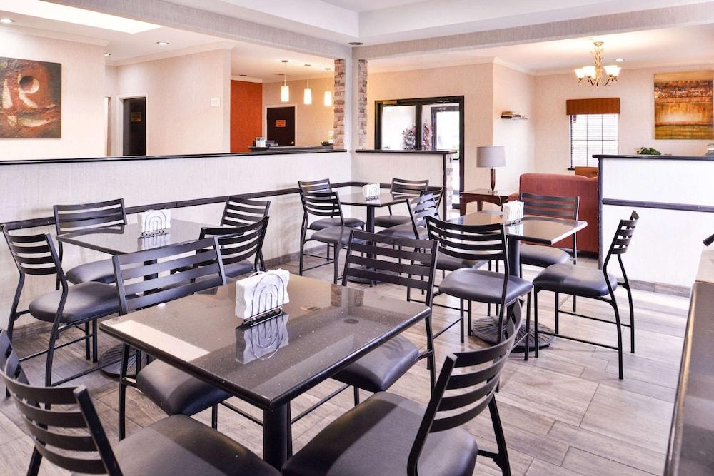 Quality Inn & Suites Beaumont photo 39