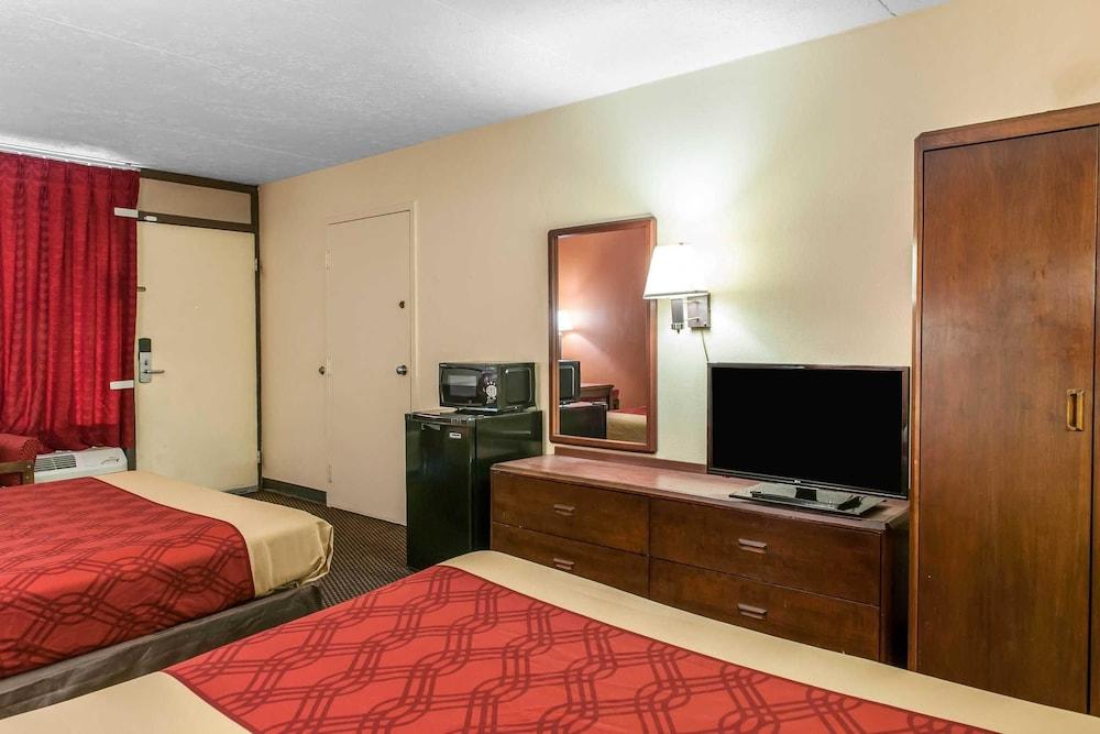 Econo Lodge Seymour photo 11