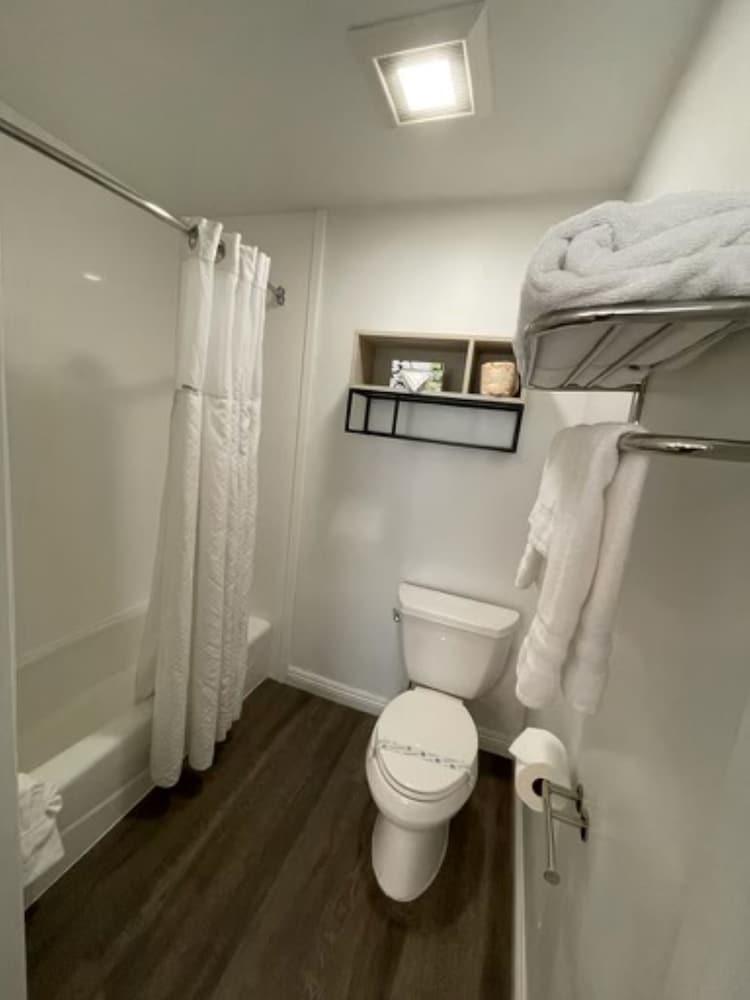 Ramada Limited Redondo Beach photo 26
