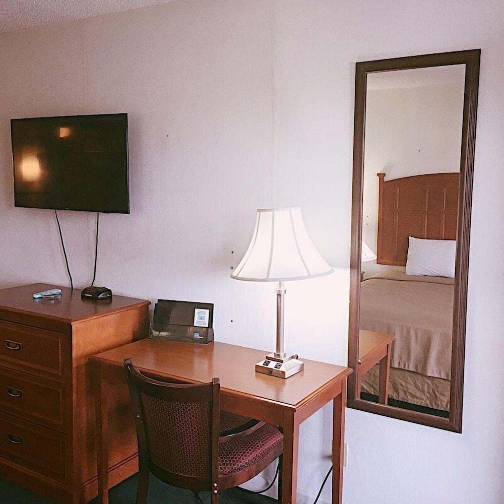Travelers Inn photo 24
