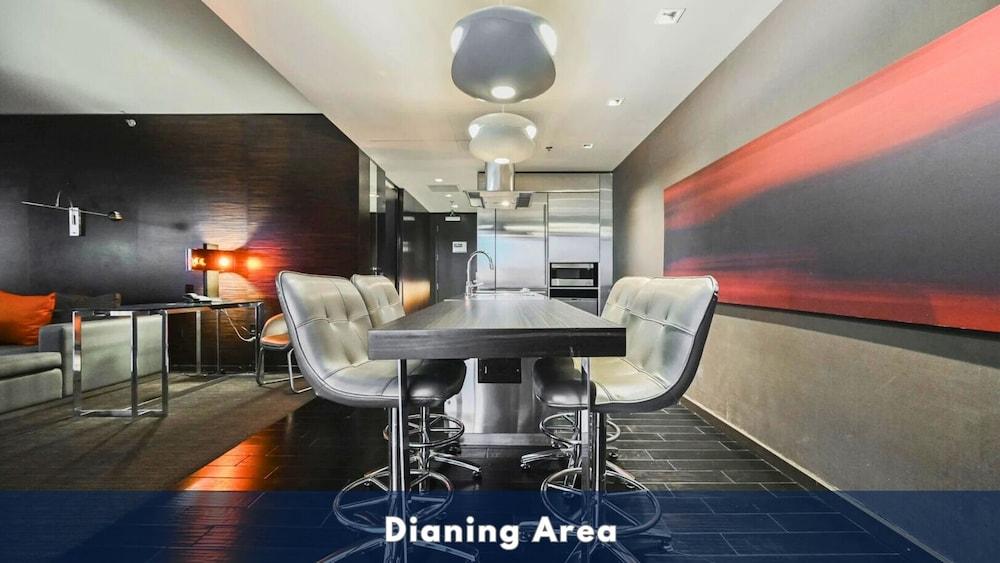 One Bedroom | 1.5 Baths & Living Room | Jet Tub – Palms Place StripSuite photo 2