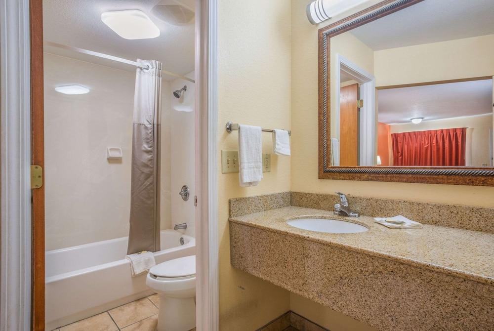 Rodeway Inn & Suites photo 50