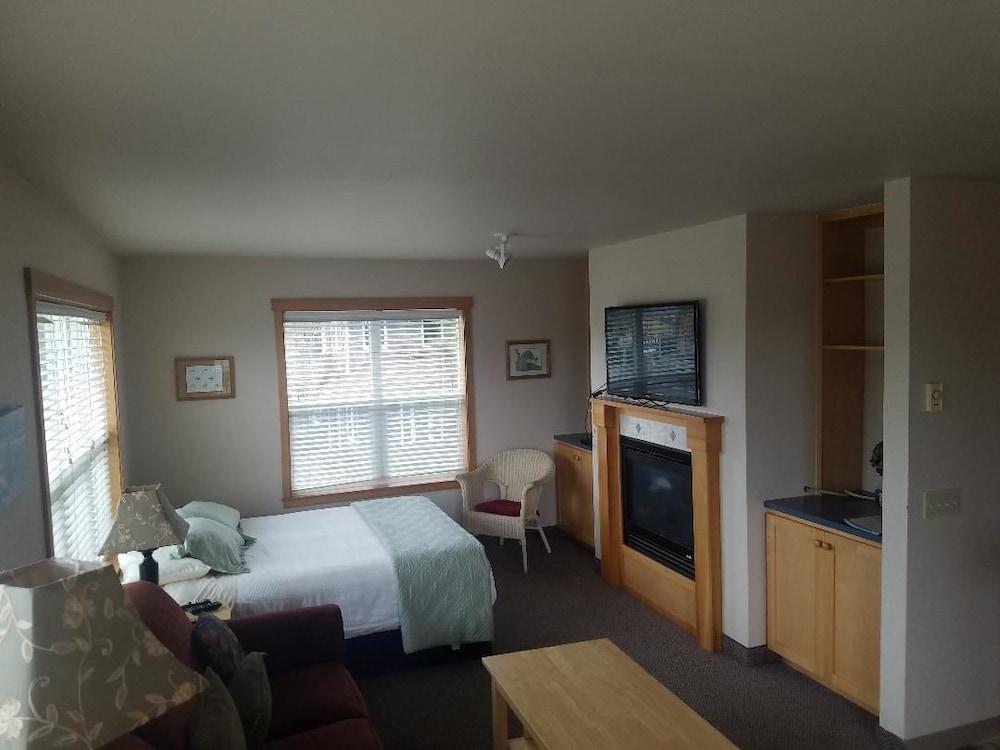 Sea Breeze Court photo 37