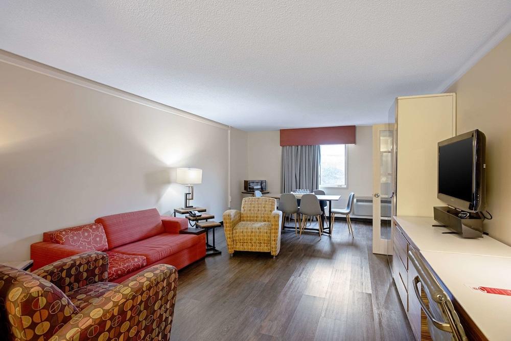 Quality Inn Frontier at U.S. Hwy 30 photo 2