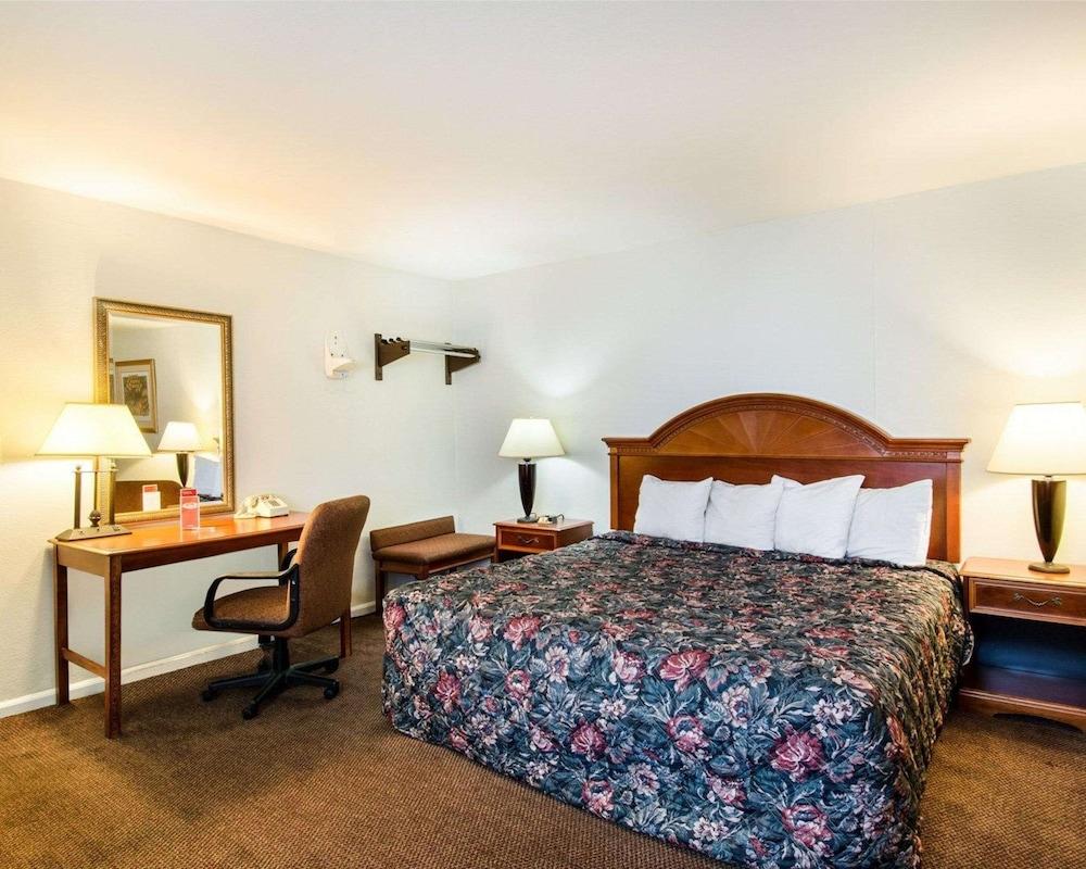 Econo Lodge Inn & Suites photo 24
