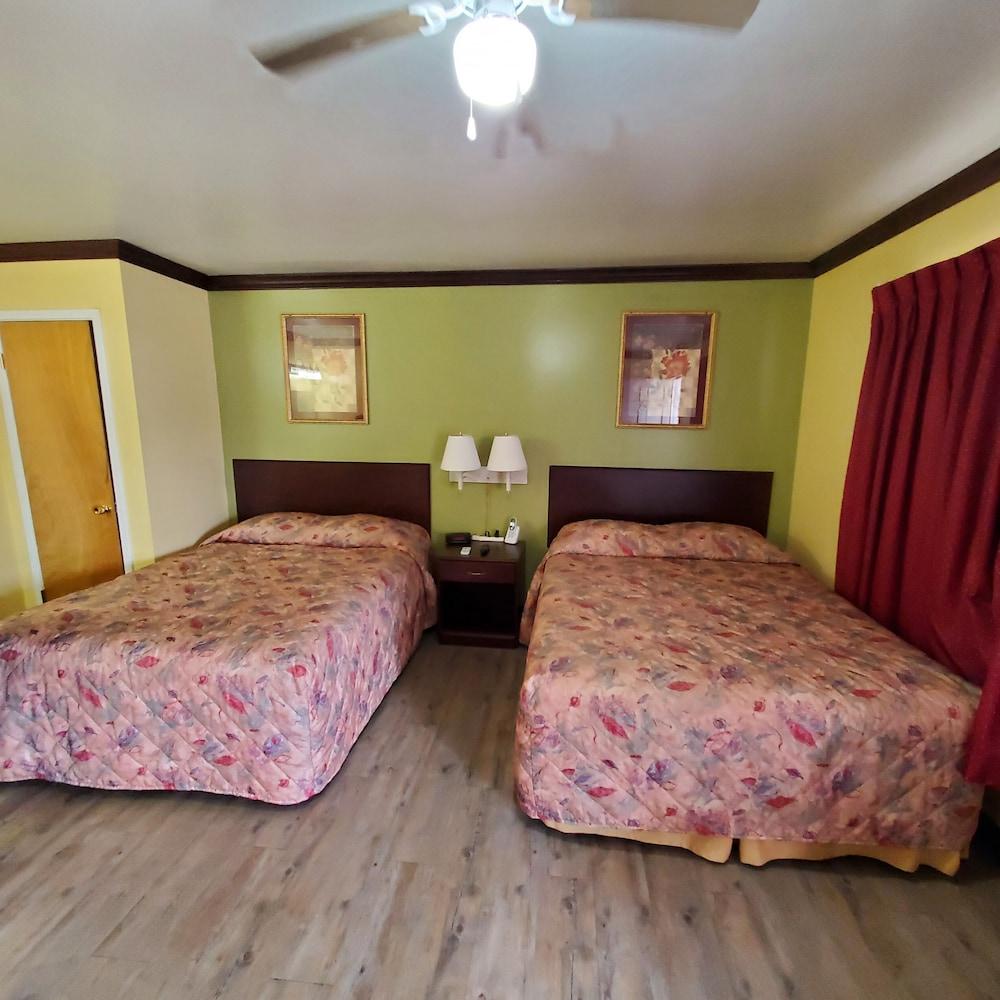 Vanguard Motel photo 2