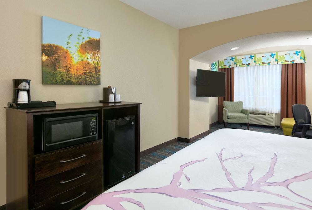 La Quinta Inn & Suites by Wyndham Dallas Grand Prairie South photo 29