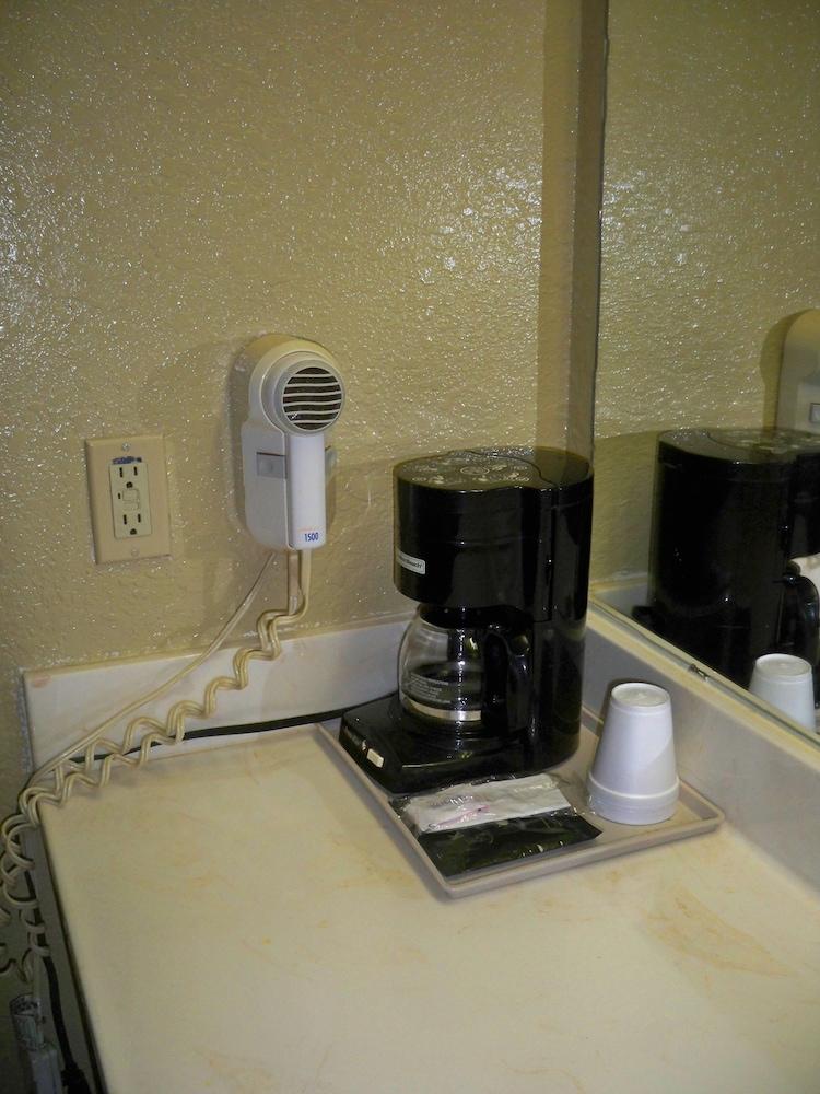 Scottish Inn & Suites photo 48