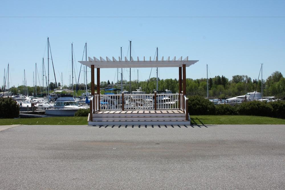 Barker's Island Inn Resort photo 26