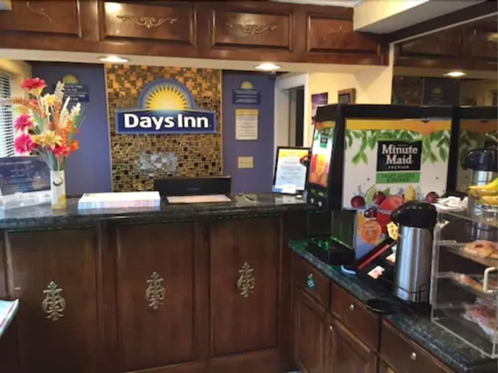 Days Inn by Wyndham San Francisco - Lombard photo 2