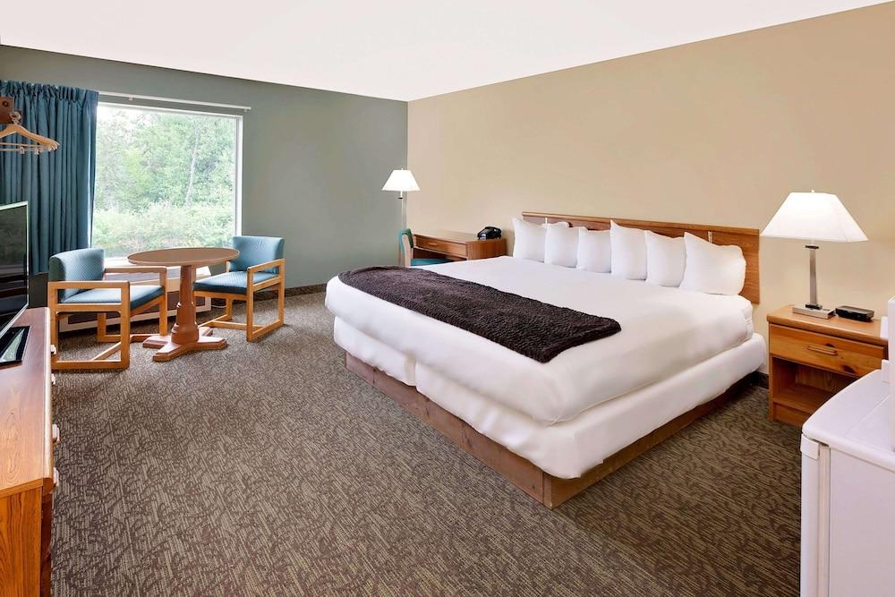 Days Inn by Wyndham Cadillac photo 15