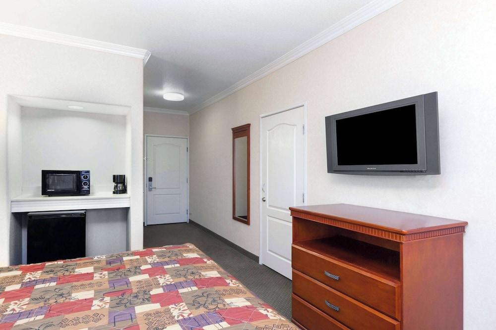 Howard Johnson by Wyndham Bakersfield photo 4