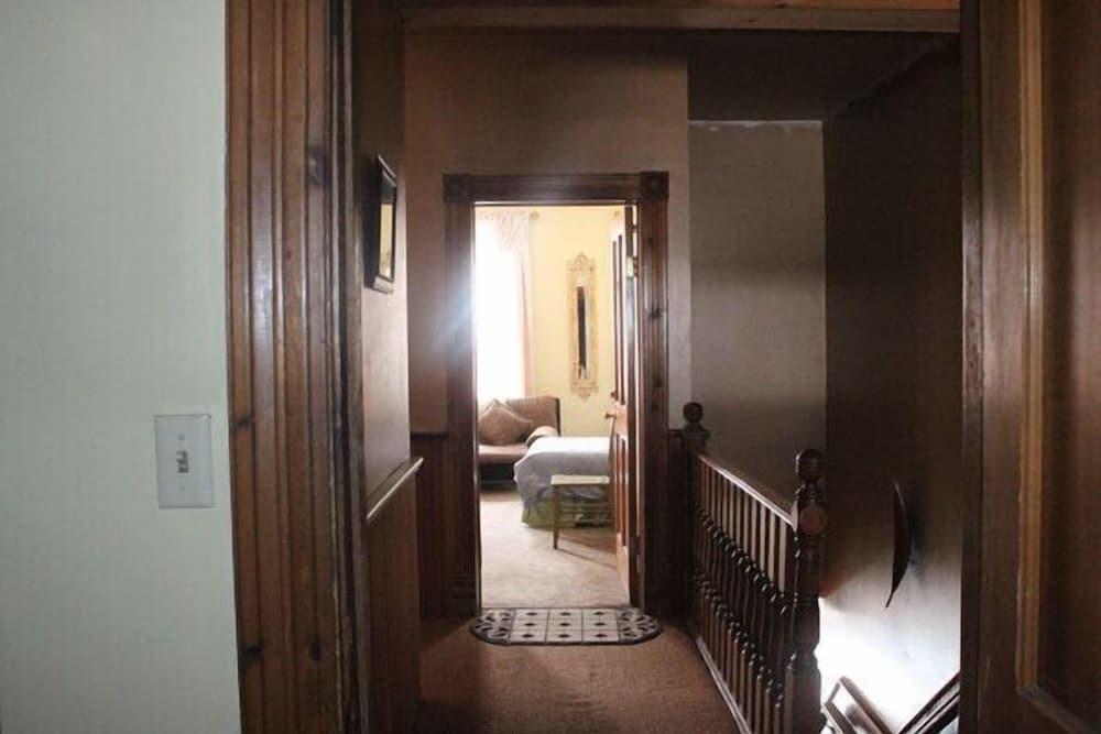 Smedley's Suites photo 16
