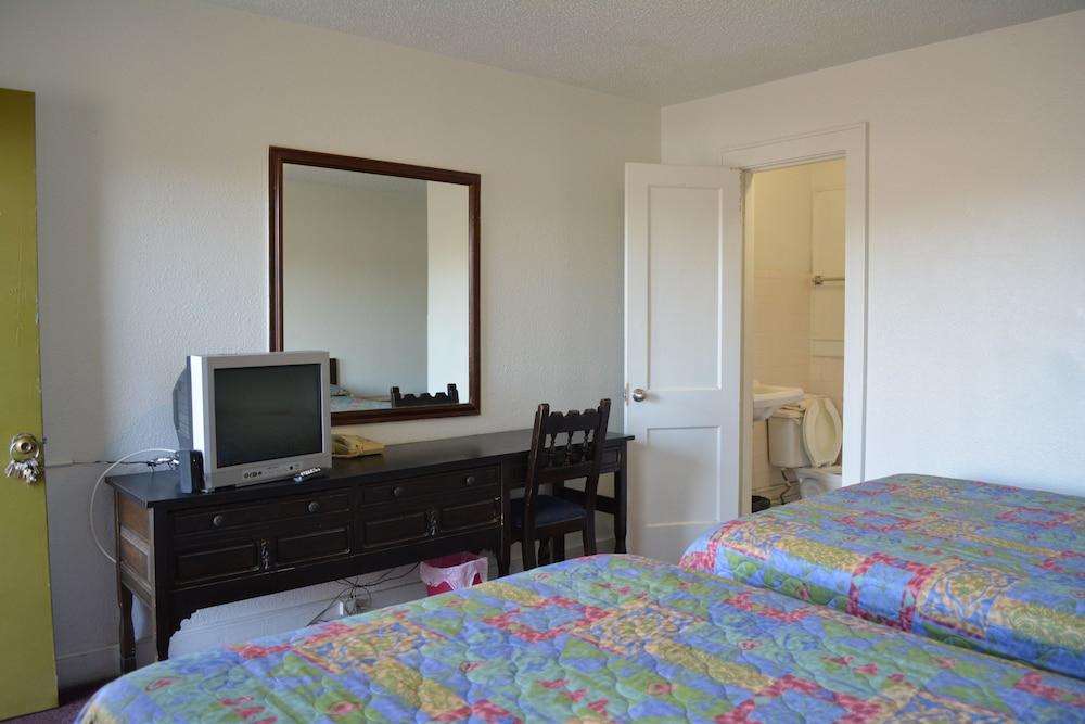 Delux Inn Big Spring photo 17