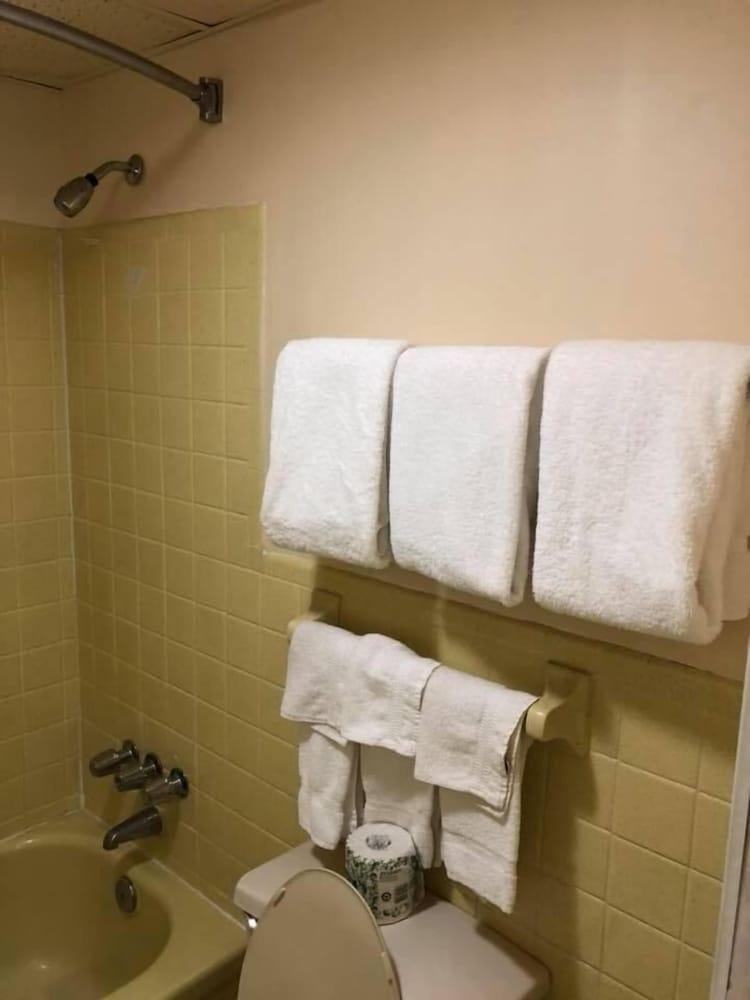 Scottish Inn & Suites photo 40